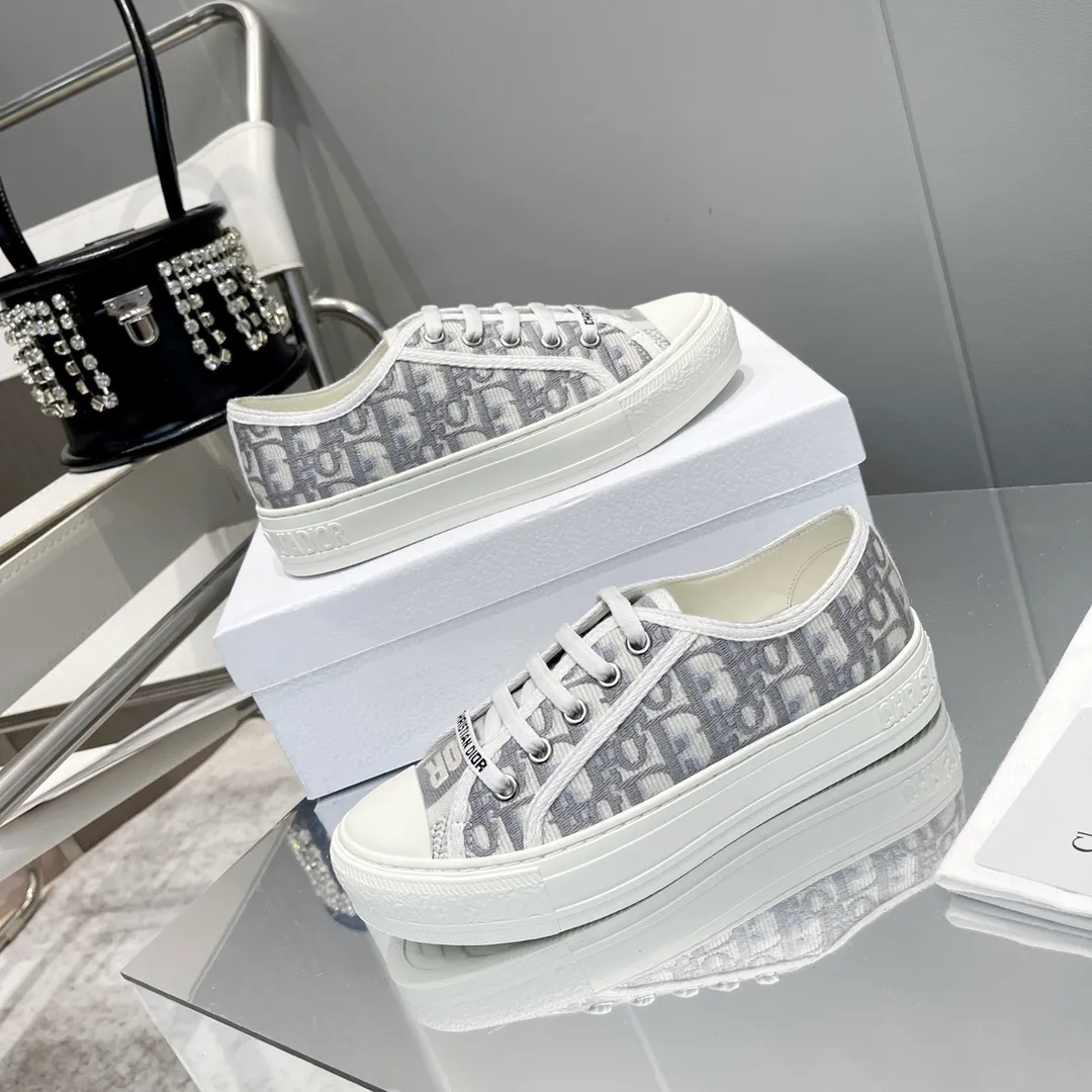 👟👟Ex-factory price 480👟👟 WALK N DIOR embroidered canvas shoes, flat casual shoes, Valentine's Day limited sneaker series, 100% cotton silk double-sided three-dimensional embroidery, hot sale in authentic stores, Ins star internet celebrity concave style show.  All materials of this shoe are original molds, right down to the hardware, laces, outsole, 👟👟 ex-factory price U mid-pad... The upper fabric is made of double-sided pure cotton silk three-dimensional electric embroidery. Each style looks colorful, but it does not make it difficult to match clothes. The entire series is like a piece of handicraft, unique!  ▪️Inner lining: full-grain mixed sheep silk sheepskin ▪️Foot pads: imported cowhide of the same color, comfortable to the feet ▪️My last style is exactly the same as Z👟👟 ex-factory price, welcome to compare. My color matching is complete, and the counter has a full set of packaging. Code number: 35-40 (women's model 41 is custom-made and cannot be returned or exchanged)
